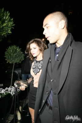 Cheryl_and_Kimberley_arriving_at_Mandarin_Oriental_12_01_10_81.jpg