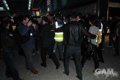Cheryl_arrives_at_Heathrow_airport_04_03_10_56.jpg