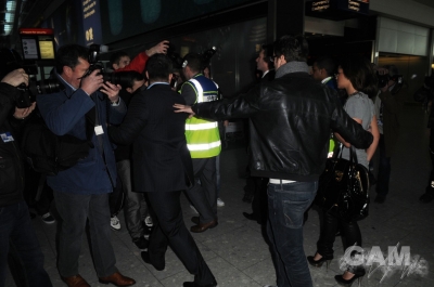 Cheryl_arrives_at_Heathrow_airport_04_03_10_57.jpg