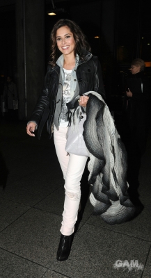 Cheryl_Cole_arrives_at_Heathrow_airport_28_01_10_10.jpg