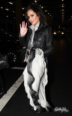 Cheryl_Cole_arrives_at_Heathrow_airport_28_01_10_17.jpg