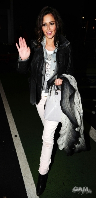 Cheryl_Cole_arrives_at_Heathrow_airport_28_01_10_19.jpg