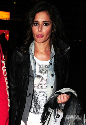 Cheryl_Cole_arrives_at_Heathrow_airport_28_01_10_21.jpg