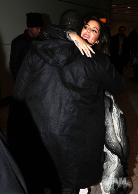 Cheryl_Cole_arrives_at_Heathrow_airport_28_01_10_27.jpg