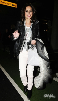 Cheryl_Cole_arrives_at_Heathrow_airport_28_01_10_31.jpg