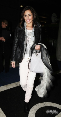 Cheryl_Cole_arrives_at_Heathrow_airport_28_01_10_33.jpg