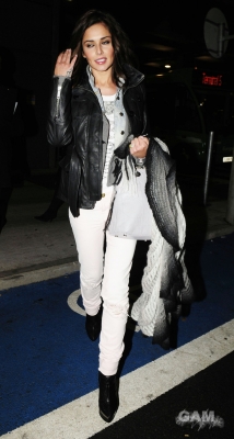 Cheryl_Cole_arrives_at_Heathrow_airport_28_01_10_34.jpg