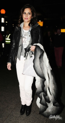 Cheryl_Cole_arrives_at_Heathrow_airport_28_01_10_35.jpg