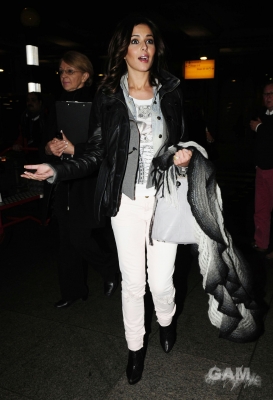 Cheryl_Cole_arrives_at_Heathrow_airport_28_01_10_37.jpg