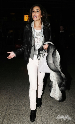 Cheryl_Cole_arrives_at_Heathrow_airport_28_01_10_42.jpg