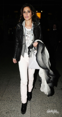 Cheryl_Cole_arrives_at_Heathrow_airport_28_01_10_43.jpg