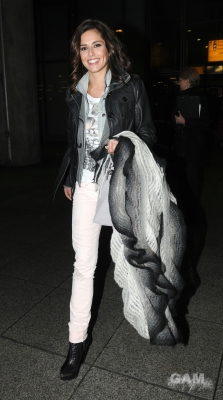 Cheryl_Cole_arrives_at_Heathrow_airport_28_01_10_8.jpg