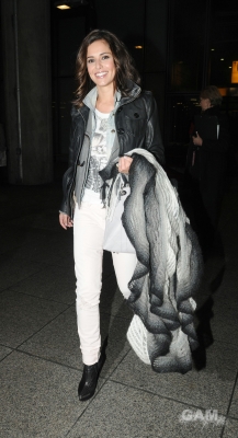 Cheryl_Cole_arrives_at_Heathrow_airport_28_01_10_9.jpg