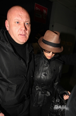 Cheryl_Cole_arrives_at_Heathrow_airport_in_London_23_02_10_15.jpg