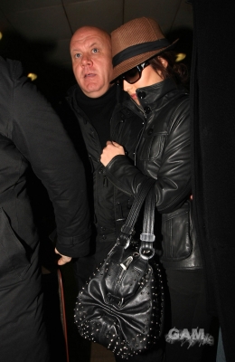 Cheryl_Cole_arrives_at_Heathrow_airport_in_London_23_02_10_20.jpg