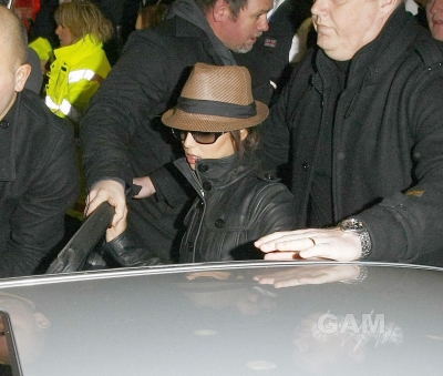 Cheryl_Cole_arrives_at_Heathrow_airport_in_London_23_02_10_38.jpg