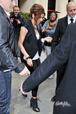 Cheryl_Cole_arrives_at_Oslo_International_airport_07_04_10_4.jpg