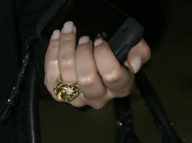 Cheryl_Cole_arriving_at_Heathrow_London_17_02_10_25.jpg