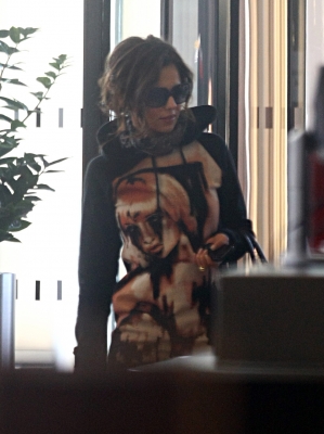 Cheryl_Cole_arriving_at_Heathrow_London_17_02_10_4.jpg