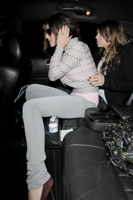 Cheryl_Cole_arriving_at_LAX_airport_17_02_10_31.jpg