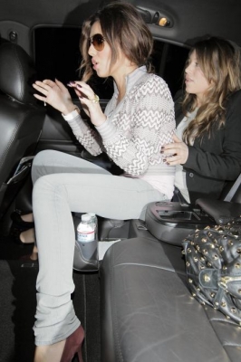 Cheryl_Cole_arriving_at_LAX_airport_17_02_10_41.jpg