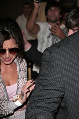 Cheryl_Cole_arriving_at_LAX_airport_17_02_10_50.jpg