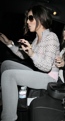 Cheryl_Cole_arriving_at_LAX_airport_17_02_10_8.jpg