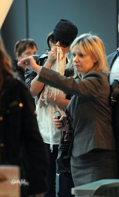 Cheryl_Cole_at_Heathrow_06_03_10_12.jpg