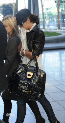 Cheryl_Cole_at_Heathrow_06_03_10_22.jpg
