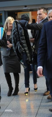 Cheryl_Cole_at_Heathrow_06_03_10_30.jpg