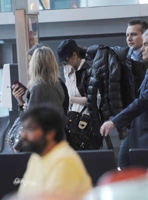 Cheryl_Cole_at_Heathrow_06_03_10_34.jpg