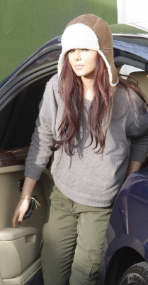 Cheryl_arriving_at_X_Factor_studios_27_11_10_12.jpg