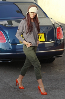 Cheryl_arriving_at_X_Factor_studios_27_11_10_22.jpg