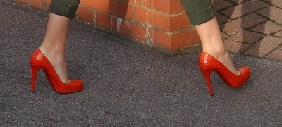 Cheryl_arriving_at_X_Factor_studios_27_11_10_24.jpg