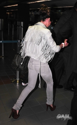 Cheryl_Cole_at_LAX_airport_in_LA_22_02_10_10.jpg