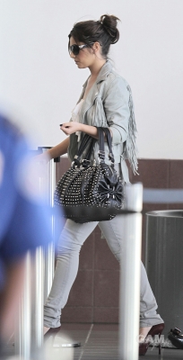 Cheryl_Cole_at_LAX_airport_in_LA_22_02_10_15.jpg