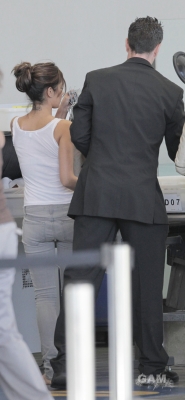 Cheryl_Cole_at_LAX_airport_in_LA_22_02_10_18.jpg