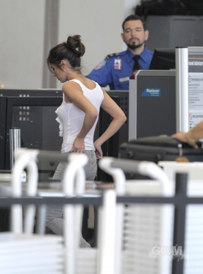 Cheryl_Cole_at_LAX_airport_in_LA_22_02_10_19.jpg