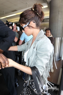 Cheryl_Cole_at_LAX_airport_in_LA_22_02_10_4.jpg