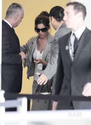 Cheryl_Cole_at_LAX_airport_in_LA_22_02_10_9.jpg