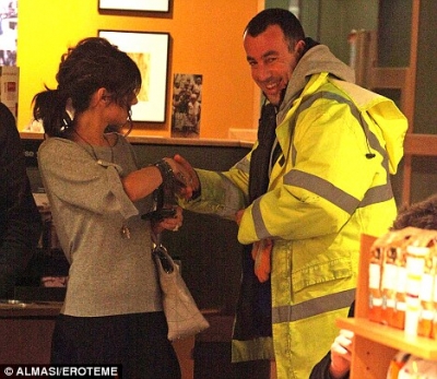 Cheryl_Cole_at_Starbucks_South_Kensington_2.jpg