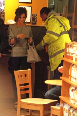 Cheryl_Cole_at_Starbucks_South_Kensington_3.jpg