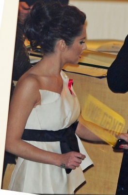 Cheryl_Cole_leaving_the_X_Factor_studios_04_12_10_8.jpg