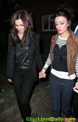 Cheryl_and_Cher_arriving_leaving_Chers_house_07_12_10_18.jpg