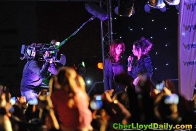 Cheryl_and_Cher_on_stage_in_Malvern_07_12_10_2.jpg