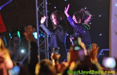 Cheryl_and_Cher_on_stage_in_Malvern_07_12_10_5.jpg