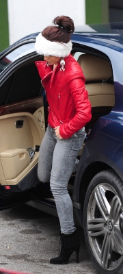 Cheryl_and_Nicola_arriving_at_the_X_Factor_studios_10_12_10_1.jpg