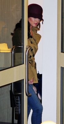 Cheryl_Cole_arriving_at_the_X_Factor_studios_11_12_10_30.jpg