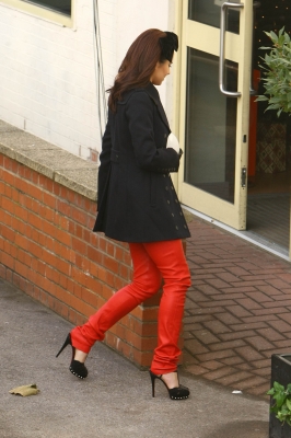 Cheryl_Cole_arriving_at_the_X_Factor_studios_12_12_10_12.jpg