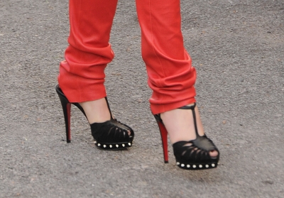 Cheryl_Cole_arriving_at_the_X_Factor_studios_12_12_10_33.jpg